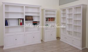 Libreria realizzata in legno e laccata colore bianco con 2 ante ripiani spostabili